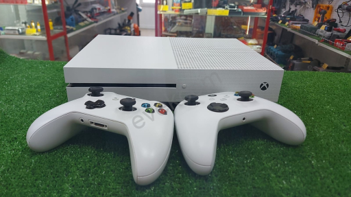 Игровая приставка XBOX one s 1tb 2 геймпада (1 реплика) без дисков